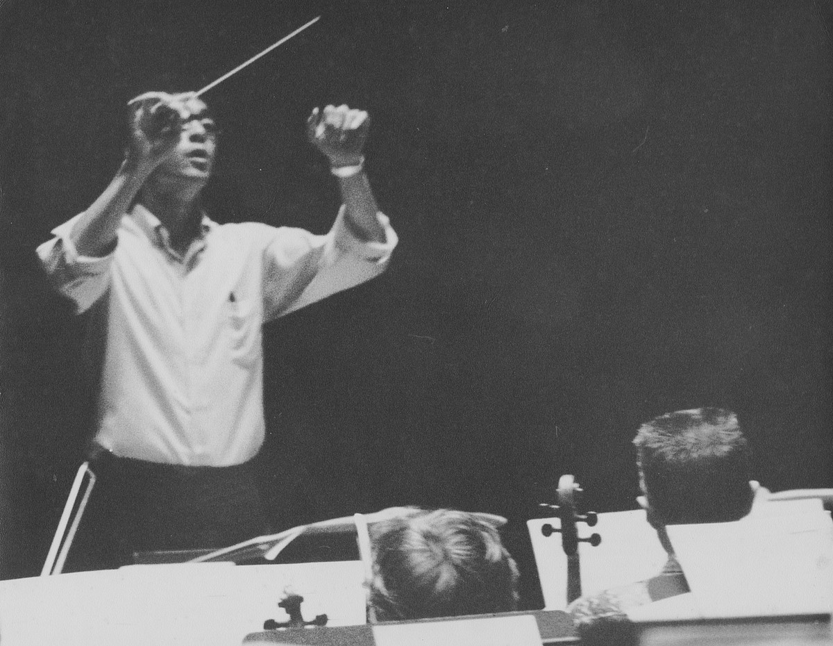 Dennis Kam conducting